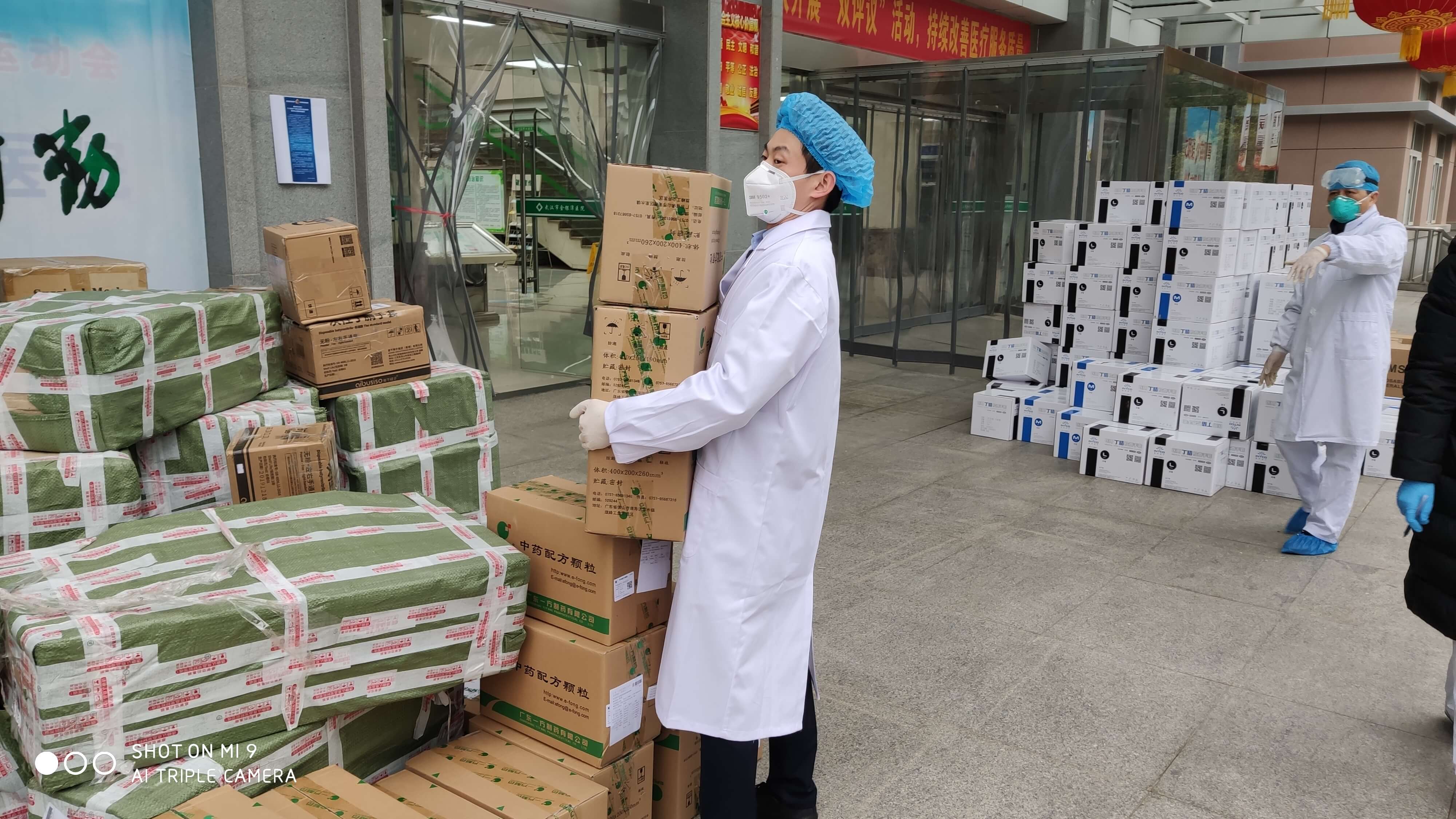 支援金银潭医院的太阳成集团tyc138员工